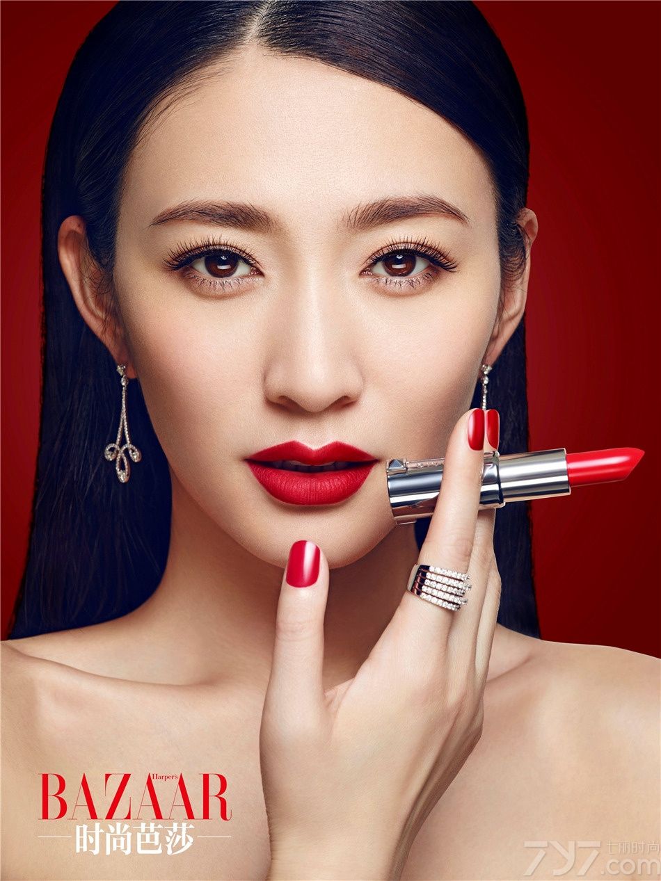 近日,演员李小冉为《时尚芭莎》拍摄一组写真大片，在熠熠生辉的钻石闪耀下，李小冉一抹烈焰红唇，在妩媚妖娆间流露出一种致命魅惑，让人砰然心动。