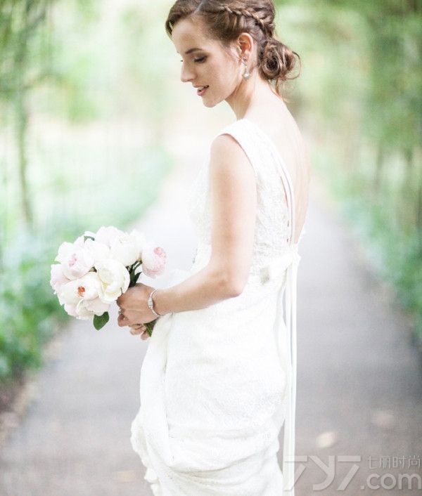 新娘与新郎于2007年相遇相识相爱，在正式交往5周年的日子里订婚，并且在爱尔兰西部海边沙滩举办的浪漫温馨的小型婚礼。婚礼相素简约而优雅，新娘的妆容也以清新甜美为主调，白色精致、优雅纱裙、奶油色捧花，与新郎结伴而行，成为当日最为靓丽的女人。