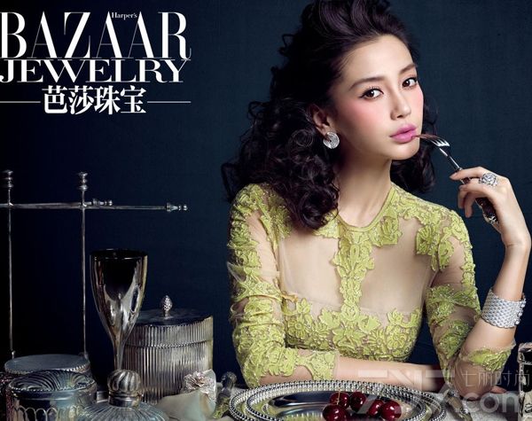 作为女神，Angelababy总是有最耀眼的吸引力。这次以桃色复古妆容登上《芭莎珠宝》的封面照，复古的蕾丝礼服加上奢华的珠宝，处处彰显女人独有的华丽感。桃粉色的腮红加上精致的眼妆，透过棕色粗眉把柔美感带出来，整个妆容粉的高贵有气质。