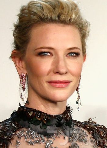 明星出席红地毯不仅只有服装才是关注的重点，妆容也是最大的亮点，完美的妆容引领着 引领2014夏季流行彩妆。每个走红地毯的明星都会精心的打扮自己，都想成为镜头里最完美的女星。