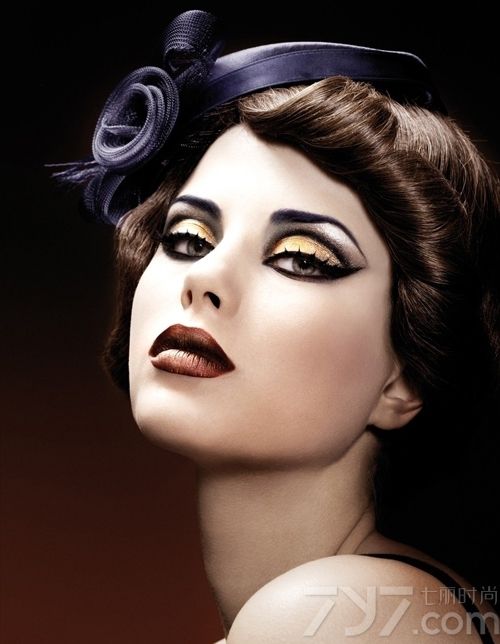 彩妆的世界是丰富多彩的，今天给大家带来的是欧美梦幻彩妆造型，各种鲜艳梦幻色彩混搭在一起打造出来的梦幻彩妆造型图片给人视觉上一股冲击感，引人注目。一起来看看吧！