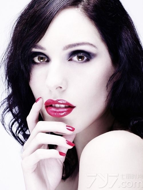 彩妆的世界是丰富多彩的，今天给大家带来的是欧美梦幻彩妆造型，各种鲜艳梦幻色彩混搭在一起打造出来的梦幻彩妆造型图片给人视觉上一股冲击感，引人注目。一起来看看吧！