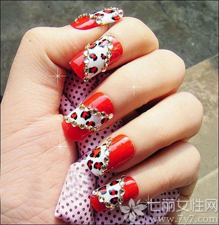新年了马上就要到了，大家都想有个新面貌，那你的指甲是不是也该打扮打扮了，为了有个好运气，我们可以来个红色的美甲，正好和家人一起来红红火火的庆祝新年的到来。