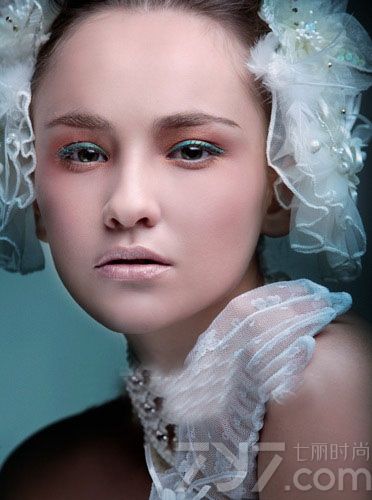 如果新娘妆还是完全小清新的妆容,那你就out啦!完美的新娘妆造型，不仅要拥有当季炫色，而且要根据婚礼的色彩风格、婚纱设计等来决定最适合的彩妆色系与饰品。今天分享一组新潮时尚色彩新娘妆图片 演绎别样梦幻新娘。