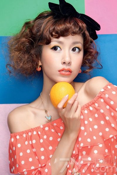 日前，韩国偶像少女天团少女时代为韩国某杂志拍摄写真，9个成员纷纷画上色彩活泼的妆容，不得不说这样新鲜派的感觉，不知是否又要挂起一阵跟风了，一起来欣赏一下吧！