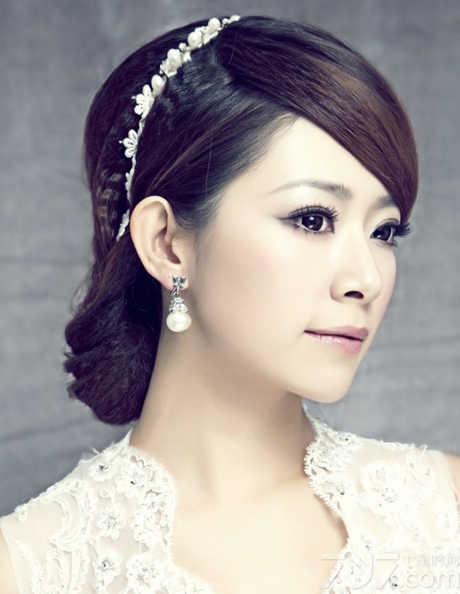 韩式新娘妆以轻薄自然受到了很多女性的喜爱,也是一直是近年来我们比较偏好的妆容。露出柔美的颈部线条,着上一袭精工细作的唯美婚纱,给人一种伸手就能拥抱未来的幸福感觉。