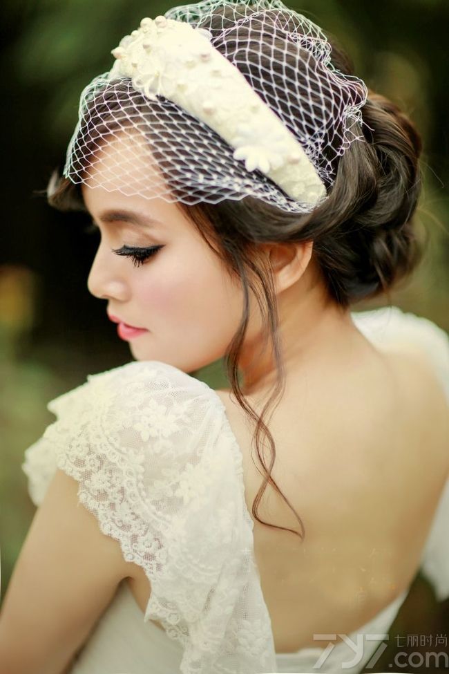 韩式新娘妆以轻薄自然受到了很多女性的喜爱,也是一直是近年来我们比较偏好的妆容。露出柔美的颈部线条,着上一袭精工细作的唯美婚纱,给人一种伸手就能拥抱未来的幸福感觉。