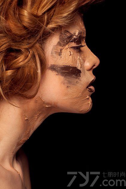 一年的狂欢高峰期季节又来了，想要摆脱平庸吗？另类妆容帮你达成愿望，堆积成块的肌理膏体，密布眼窝的浓密睫毛，闪电的彩绘和不均匀的喷色，重口味视觉妆容盛宴，挑战你的神经。