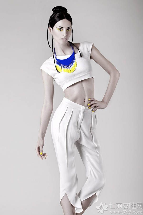 如果让你用相机来诠释蝴蝶与人的美丽故事，你会怎样构思呢？近日，著名摄影师leksandra Kozub和Rafal Kwasniak联袂打造了一幅唯美的“蝶之恋”彩妆大片，在他们的眼里，黄色流行眼线最能表达蝴蝶的惊人之美，请欣赏！