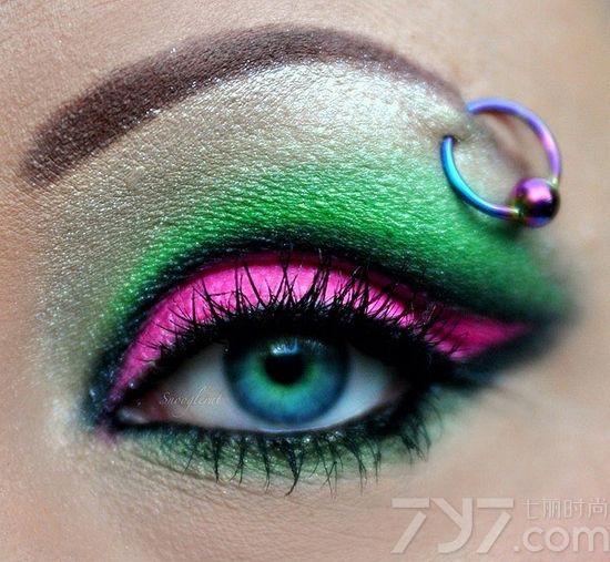 色彩绚丽的大眼彩妆一直是走在时尚的最前沿。冷天来了，似乎万物空气都显得凝重了，漆黑的夜晚，彩色眼妆除了能马上让你变亮眼之外，更能体现出你的时尚潮流感，轻松打造出T台的靓丽妆容，让你随时成为焦点。