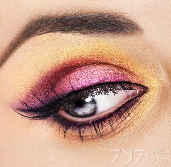 色彩绚丽的大眼彩妆一直是走在时尚的最前沿。冷天来了，似乎万物空气都显得凝重了，漆黑的夜晚，彩色眼妆除了能马上让你变亮眼之外，更能体现出你的时尚潮流感，轻松打造出T台的靓丽妆容，让你随时成为焦点。