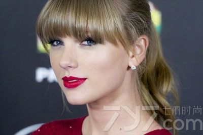 著名的美国乡村音乐创作女歌手泰勒·斯威夫特（Taylor Swift）给人印象最深刻的就是她那女神范的复古红唇，很多红毯秀上都能看到她艳丽红唇优雅出席，可见泰勒对复古红唇不是一般的喜爱。不过，喜欢红唇的她，裸色妆容露面同样非常优雅出众。一起来欣赏一下泰勒各种红毯盛事上的精彩妆容吧！
