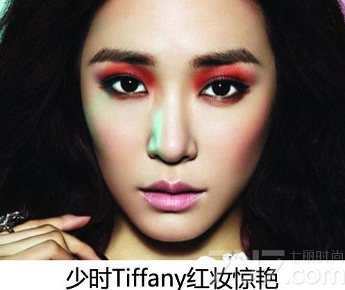 日前当红的韩国少女时代组合，除了曼妙窈窕的身材外,他们的妆容更是受到广大女生的效仿。闪闪发光的迷人大眼睛，配上清纯而粉嫩的可爱妆容总是让人难以忘记，下面就一起来看看吧。韩国少女时代妆容大搜罗 领引时尚潮流女妆。