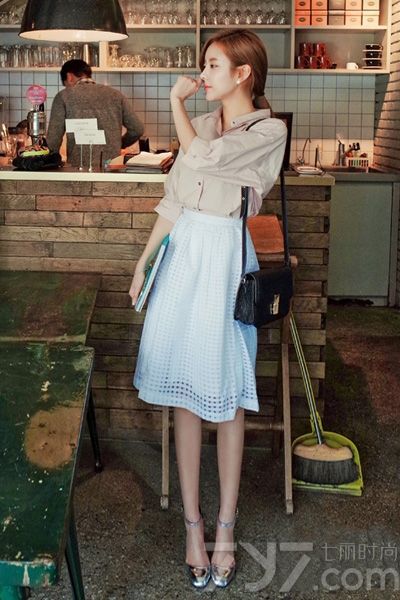 长袖衬衫是春日必备时尚单品，随意搭配上一条裙子就可以很美了。在温暖的阳春三月，这样穿搭最合适不过了，简单时髦，还能展现出百变风格，或甜美，或俏皮，或优雅，随心而变。下面就一起来看看长袖衬衫+半身裙的搭配吧。