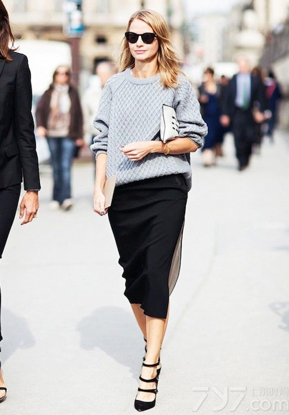 细节从来都是造型成败的关键，春季当你在高跟鞋和平底鞋之间犹豫不决的时候，不妨看看今天时尚达人为你带来的鞋子搭配技巧，你会发现其实很简单，这一切主要是以裙长来决定，当裙长在膝盖以上那么可以选择平底鞋，而当裙长在膝盖以下，那就选择高跟鞋，简单粗暴的定律就能让你成为时髦优雅女郎！