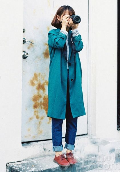 超长款大衣，尤其是及踝大衣，总给人一种气场十足的造型感。也许有人对超长大衣“望而生畏”，感觉难以驾驭。其实不然，超长款大衣其实很百搭，而且本身塑造的造型感强。大衣，大多选用黑色或者灰色等经典色，而亮眼色彩亦携着不一样的风格意味。