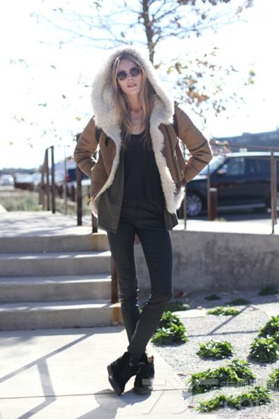 眨眼间春天就要到来，在乍暖还寒的日子里怎么穿衣比较好？厌倦了普通的装扮就尝试一下BF风吧！皮衣、紧身裤非常保暖，女孩也可以很帅气喔。