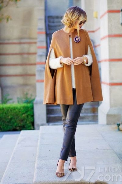 冬天的寒冷总会忍不住要多穿几件衣服，毛衣，打底衫，外套...这时候如果再穿大衣或者是风衣就容易显得臃肿啦！不如换上一件有型的斗篷试试吧，斗篷散开的廓型下摆让你穿再多的内搭都不怕，让这个冬天美丽不冻人。