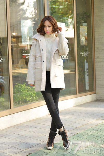 今年冬季质感十足的麂皮绒外套再次火了，不仅仅有传统的驼色黑色，还多了粉色红色白色等等多种更加柔美的颜色，就算是你走甜美风格的MM，也能找到合适的麂皮绒外套！