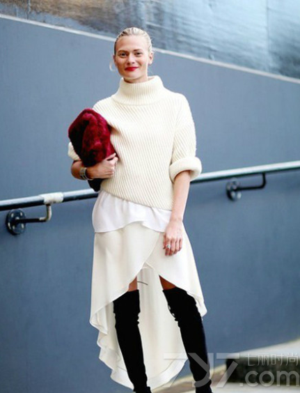 毛衣作为冬季穿得最多的服饰，不管是外穿还是内搭都不能缺少，特别是高领毛衣已经成为很多时尚设计师都不会放过的时尚元素，但怎么穿才能突出优雅和时尚呢？下面一起来看看这组内搭高领毛衣服饰街拍LOOK ，既保暖又显优雅的装扮，你值得拥有！