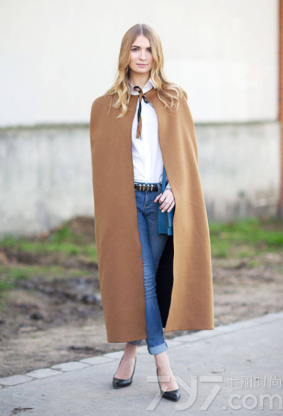 经典的驼色服饰充满了复古的时尚气息，本身也是秋冬季节中很常见的服饰，当然不同的款式也有不同的搭配，如果你也想拥有时尚霸气，不妨来看看这组经典驼色大衣外套服饰搭配，时尚大气的英伦凡最为抢眼。