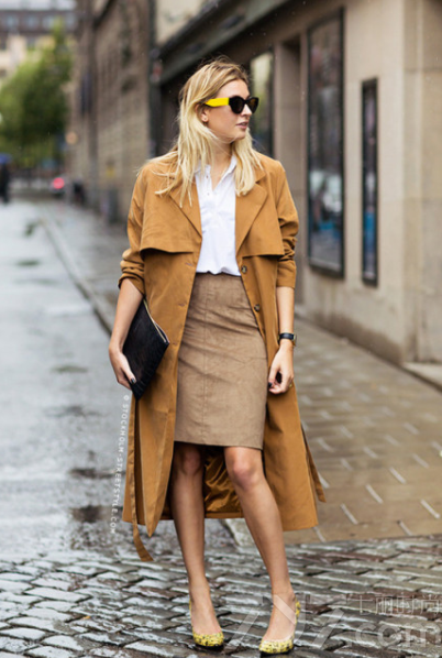 经典的驼色服饰充满了复古的时尚气息，本身也是秋冬季节中很常见的服饰，当然不同的款式也有不同的搭配，如果你也想拥有时尚霸气，不妨来看看这组经典驼色大衣外套服饰搭配，时尚大气的英伦凡最为抢眼。