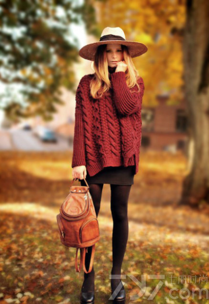 一个完美女人要突出内在魅力，那么优雅一定是不能缺少的，特别是复古的色彩更能展现出内敛的知性优雅魅力。不管是上衣、裙装或者是毛衣以及裤子，凡是有了这种色彩的点缀，不但增加了许多时尚气场，更能突出一种与众不同的女人味。分享一组深邃复古酒红色服饰搭配 ，整个冬季都被优雅气质占领。