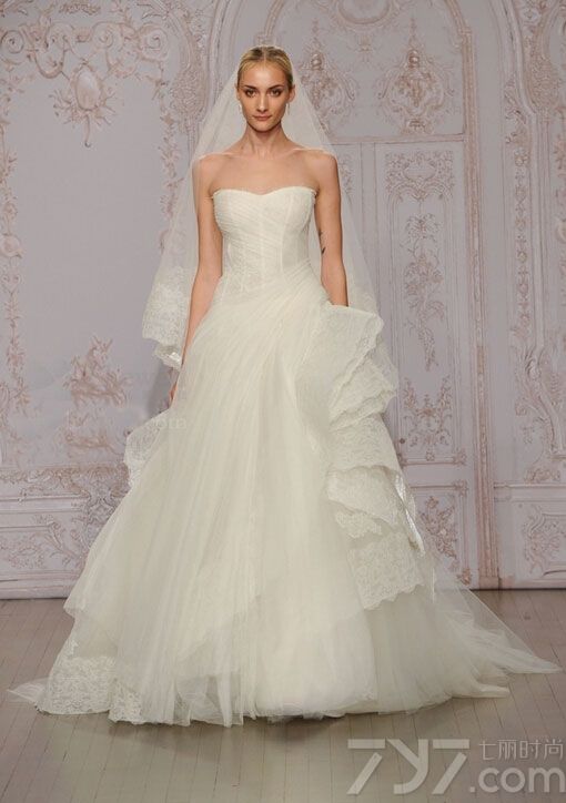 每个女生心里都有一个梦想，就是在自己结婚那天做最美的新娘，下面就为你带来2015春季最新款婚纱礼服图片，修身立体的版型更加突出曲线美，让你在婚礼的当天最璀璨的新娘，赶紧来看看吧！
