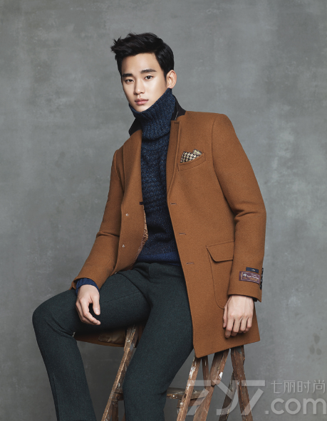 近日，金秀贤为某品牌代言的2014秋冬服饰画报写真公开，在这组写真画报中，金秀贤穿着多款大衣、夹克亮相，帅气精致的面容以及完美的模特身材吸引住粉丝的眼球，分享一组金秀贤2014秋冬服饰搭配，看韩流明星如何演绎暖冬时尚熟男魅力。