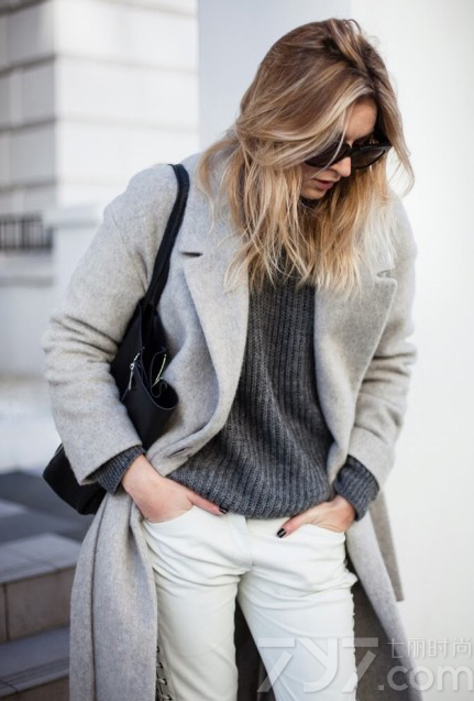 一到冬季，大衣成为了服饰搭配的必备单品，不管你是穿裙装还是裤装，都能有不一样的时尚魅力，更重要的是一种彰显大气和华丽的时尚气息瞬间提升了逼格！所以冬季选择大衣，百搭灰色你千万不可错过！分享一组冬季灰色大衣必备搭配单品，时尚百搭尽显明星大牌范。