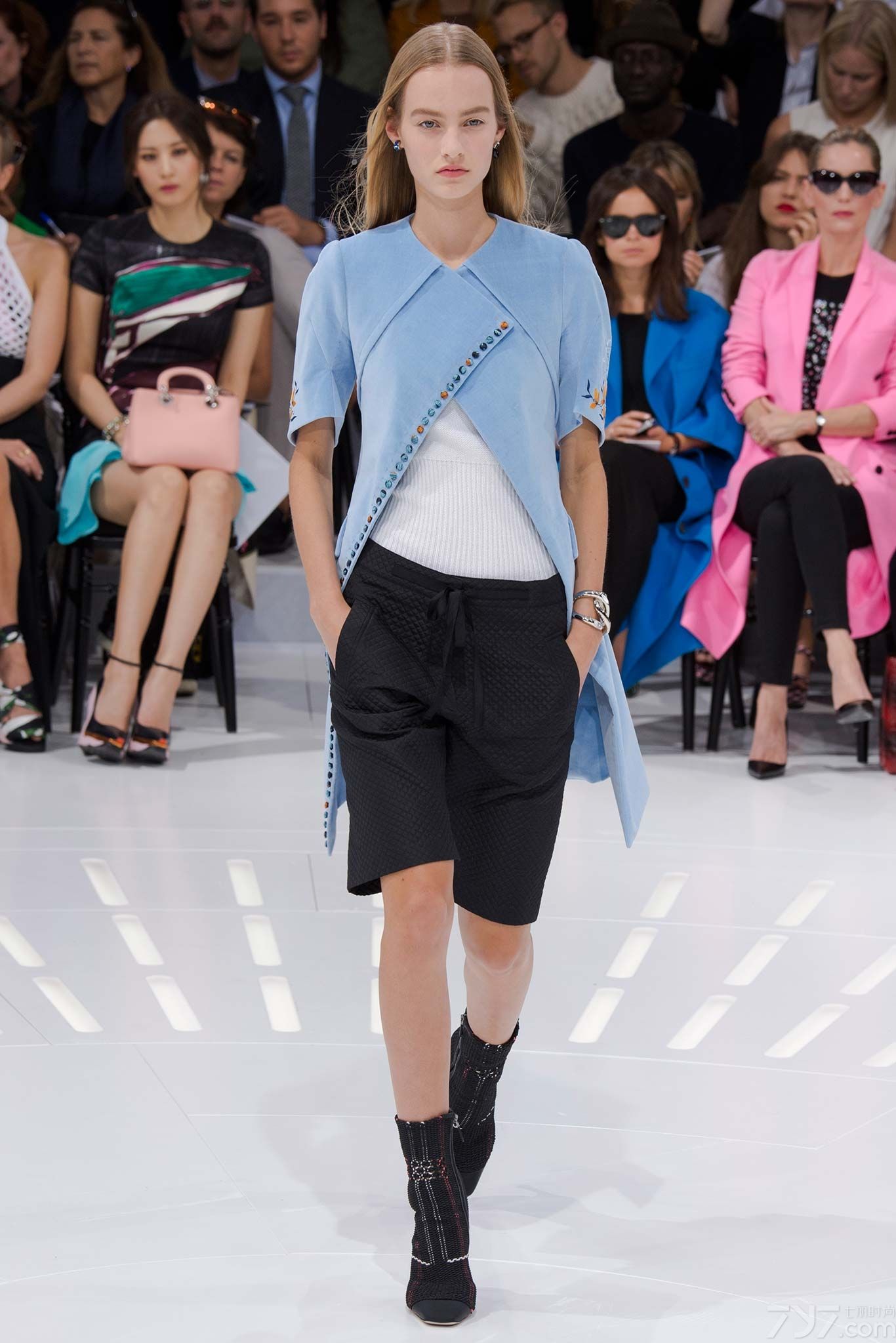 迪奥（Dior）2015春夏系列女装于巴黎时装周上发布，品牌创意总监拉夫·西蒙（Raf Simons）将高级定制理念带入成衣，在历史中寻找灵感，将过去与现在完美地结合在了一起，为大家带来了一场时空感超强的时装秀。