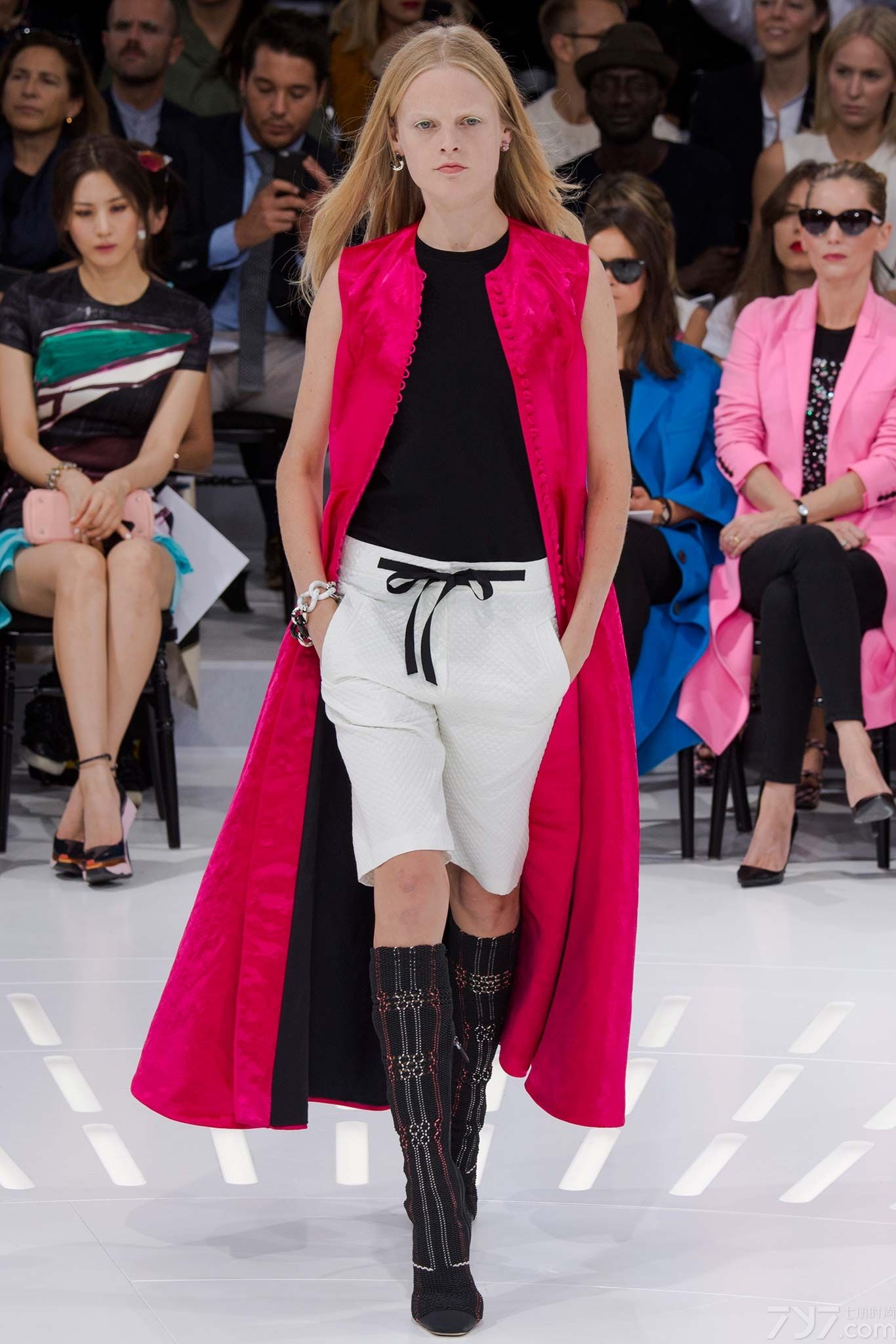 迪奥（Dior）2015春夏系列女装于巴黎时装周上发布，品牌创意总监拉夫·西蒙（Raf Simons）将高级定制理念带入成衣，在历史中寻找灵感，将过去与现在完美地结合在了一起，为大家带来了一场时空感超强的时装秀。