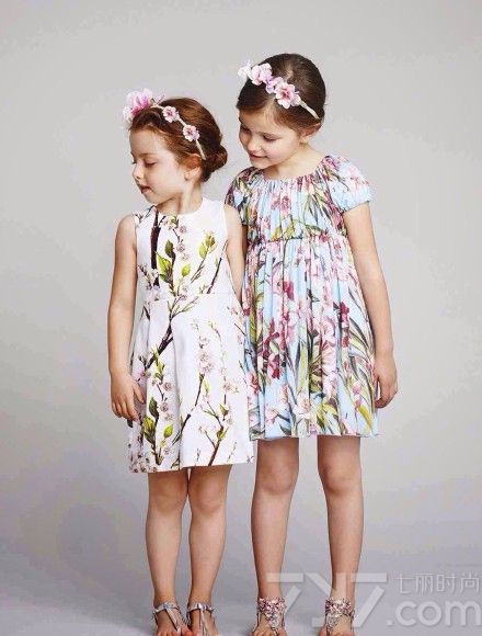 “三分靠长相，七分靠打扮”不仅女人如此，孩童也是一样。都说女儿要富养，Dolce & Gabbana winter 2015 child collection对时尚带来全新感受，下面一起来看看2015年D&G最新儿童时尚服装搭配，土豪爹富养女必备装扮。