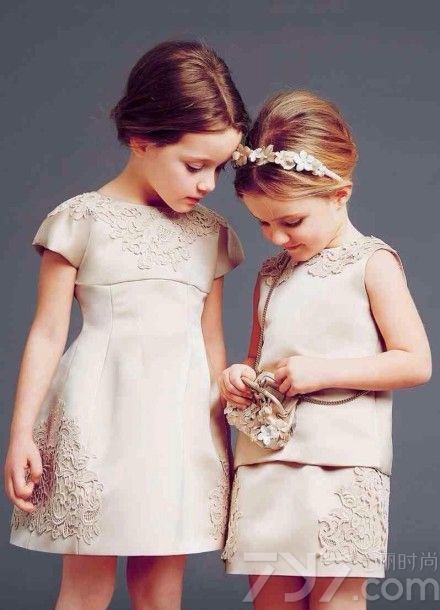 “三分靠长相，七分靠打扮”不仅女人如此，孩童也是一样。都说女儿要富养，Dolce & Gabbana winter 2015 child collection对时尚带来全新感受，下面一起来看看2015年D&G最新儿童时尚服装搭配，土豪爹富养女必备装扮。