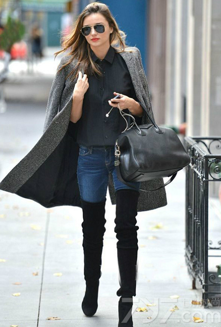 秋冬季节一来临，靴子便成为了女性们扮靓的最佳武器，不管是短靴还是长靴，又或者是高筒靴，只要是能线条美展示出来的都是必备的。而今天分享的这一组秋冬款高筒靴服装搭配图册，尽管上身随意穿着，但重点却被下半身的完美腿部线条给吸引住！