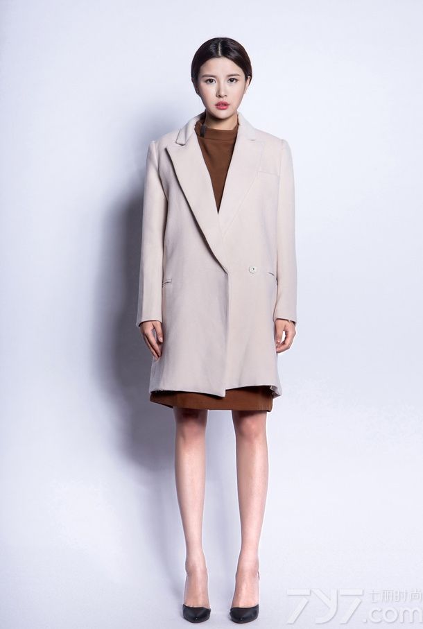 秋季已经慢慢步入正规，寒冷的空气正在入侵，这种天气穿什么服饰最合适呢？不要让冷空气埋葬了你的时尚功底，OL女性应该挑选一款颜色简洁大气的秋装连衣裙，外披一件秋季新款翻领大衣，让整体显得大气十足，下面具体来看看OL女性时尚职业装搭配写真吧！