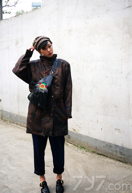 个性之所以称之为个性，是因为没人敢穿，走在街上绝对找不到第二个人跟你穿一样的，为此很多时尚潮人为了成为全场焦点进行了一番个性混搭。而下面分享的这组个性复古混搭街拍服饰图册，就来告诉你这样穿，走在街上绝对找不到第二个人跟你撞衫，同时又是最亮瞎眼的装扮！