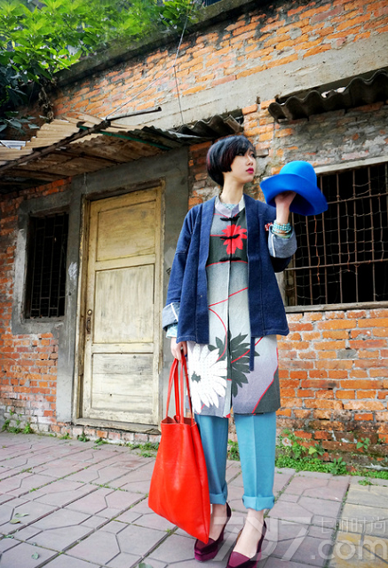 个性之所以称之为个性，是因为没人敢穿，走在街上绝对找不到第二个人跟你穿一样的，为此很多时尚潮人为了成为全场焦点进行了一番个性混搭。而下面分享的这组个性复古混搭街拍服饰图册，就来告诉你这样穿，走在街上绝对找不到第二个人跟你撞衫，同时又是最亮瞎眼的装扮！