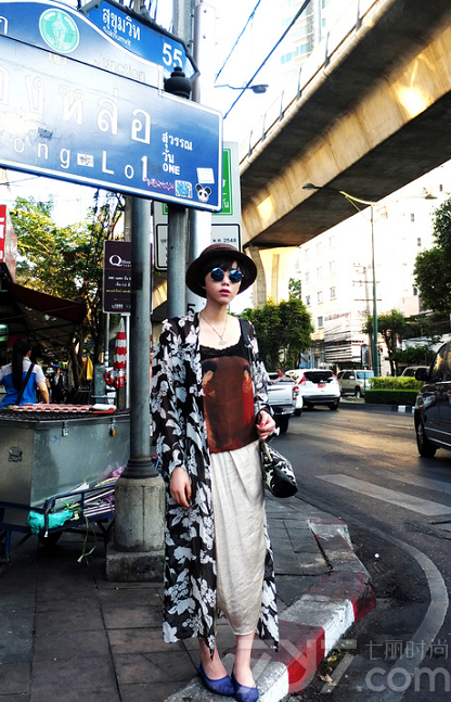 个性之所以称之为个性，是因为没人敢穿，走在街上绝对找不到第二个人跟你穿一样的，为此很多时尚潮人为了成为全场焦点进行了一番个性混搭。而下面分享的这组个性复古混搭街拍服饰图册，就来告诉你这样穿，走在街上绝对找不到第二个人跟你撞衫，同时又是最亮瞎眼的装扮！