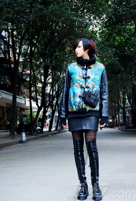 个性之所以称之为个性，是因为没人敢穿，走在街上绝对找不到第二个人跟你穿一样的，为此很多时尚潮人为了成为全场焦点进行了一番个性混搭。而下面分享的这组个性复古混搭街拍服饰图册，就来告诉你这样穿，走在街上绝对找不到第二个人跟你撞衫，同时又是最亮瞎眼的装扮！