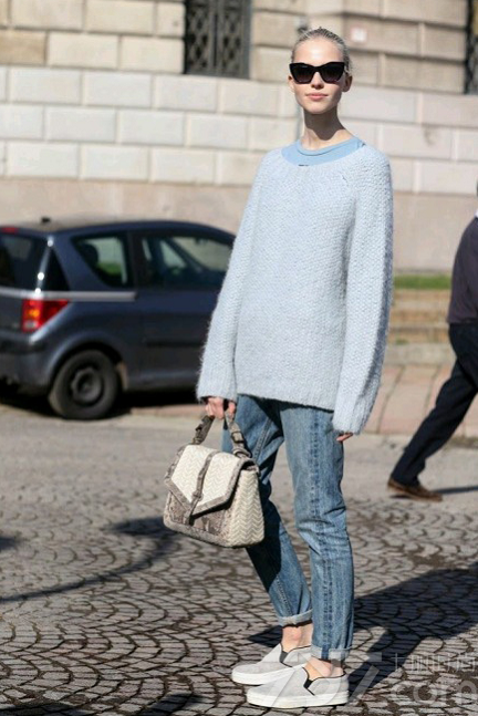 这组欧美风初秋服饰搭配图片，利用初秋早晚温差大的趋势来展示出一种不同时间段的穿法，整个服饰的元素上都是以简约休闲为主，当然也不缺乏个性帅气的气息，对于高个子的女生更能穿出一种很大气的有型魅力，分享一组欧美街头初秋LOOK服饰搭配，看休闲简约在街头也很抢眼。