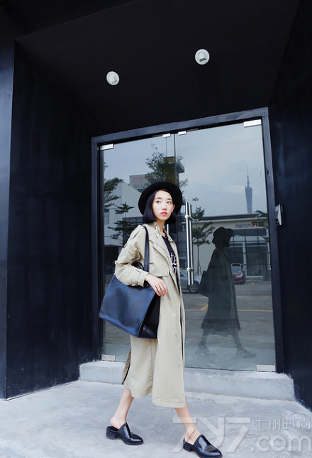 9月金秋时节，随着秋老虎的来临，深秋的季节也将来临，那今年的秋装如何穿才能展示出时髦和有型吗？下面推荐几款时尚女装秋冬装街拍搭配图片，叫你秀出最Chic装扮，绝对让屌丝装随意乱入大街。