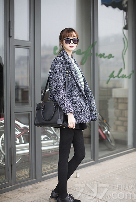 9月金秋时节，随着秋老虎的来临，深秋的季节也将来临，那今年的秋装如何穿才能展示出时髦和有型吗？下面推荐几款时尚女装秋冬装街拍搭配图片，叫你秀出最Chic装扮，绝对让屌丝装随意乱入大街。