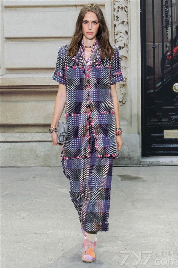 法国奢侈品牌香奈儿（Chanel）于巴黎时装周上推出了其2015春夏系列女装，创意总监卡尔·拉格斐（Karl Lagerfeld）别出心裁，将巴黎街景搬到了香奈儿秀场，命名Chanel大道。在这里发布了与众不同的以女权主义为设计主题的香奈儿女装。