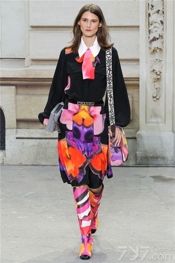 法国奢侈品牌香奈儿（Chanel）于巴黎时装周上推出了其2015春夏系列女装，创意总监卡尔·拉格斐（Karl Lagerfeld）别出心裁，将巴黎街景搬到了香奈儿秀场，命名Chanel大道。在这里发布了与众不同的以女权主义为设计主题的香奈儿女装。