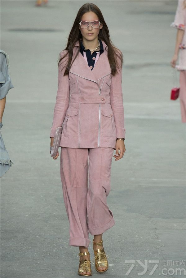 法国奢侈品牌香奈儿（Chanel）于巴黎时装周上推出了其2015春夏系列女装，创意总监卡尔·拉格斐（Karl Lagerfeld）别出心裁，将巴黎街景搬到了香奈儿秀场，命名Chanel大道。在这里发布了与众不同的以女权主义为设计主题的香奈儿女装。