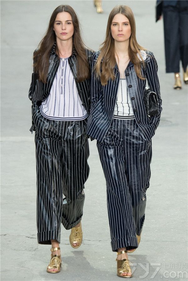 法国奢侈品牌香奈儿（Chanel）于巴黎时装周上推出了其2015春夏系列女装，创意总监卡尔·拉格斐（Karl Lagerfeld）别出心裁，将巴黎街景搬到了香奈儿秀场，命名Chanel大道。在这里发布了与众不同的以女权主义为设计主题的香奈儿女装。