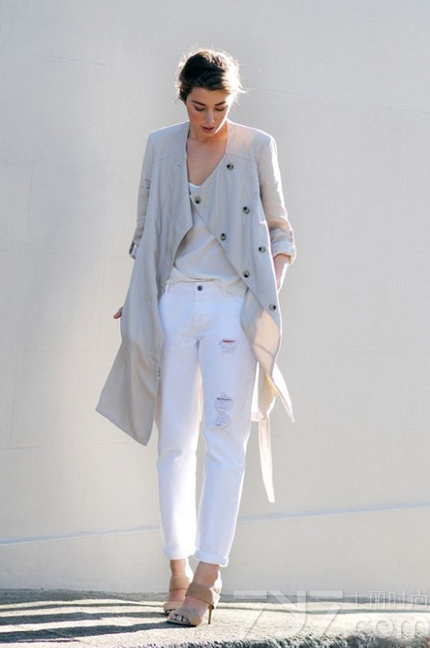 风衣在秋季服饰中不可缺少的服饰，特别是秋风来袭时，穿上一件风衣不但抵挡住寒风，一种时尚有型的魅力也能完美上身，分享几款风衣服饰穿衣搭配图册，英伦风多种完美搭配图册教你学会如何装扮自己！