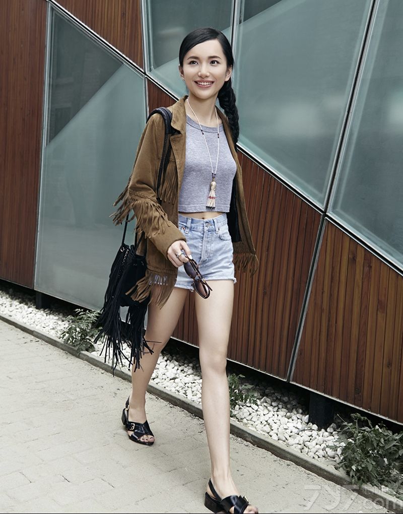 在《相爱十年》中因黄芸芸一角而被观众熟知喜爱的肖雨雨，近日曝光了一组早秋炫彩街拍大片，化身七面娇娃的她，或优雅大气，或俏皮可爱，时髦有范儿。目前，肖雨雨正在深圳拍摄和雷佳音、袁珊珊共同主演的电视剧《永远恋爱真美》。