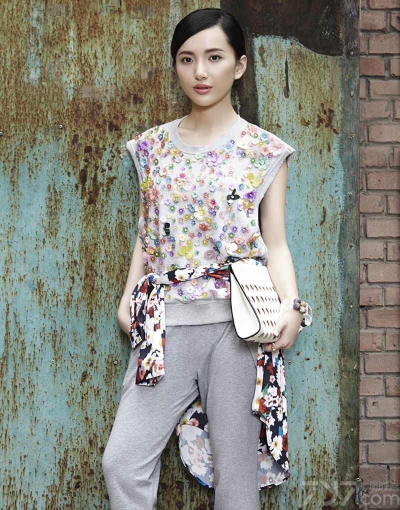 在《相爱十年》中因黄芸芸一角而被观众熟知喜爱的肖雨雨，近日曝光了一组早秋炫彩街拍大片，化身七面娇娃的她，或优雅大气，或俏皮可爱，时髦有范儿。目前，肖雨雨正在深圳拍摄和雷佳音、袁珊珊共同主演的电视剧《永远恋爱真美》。